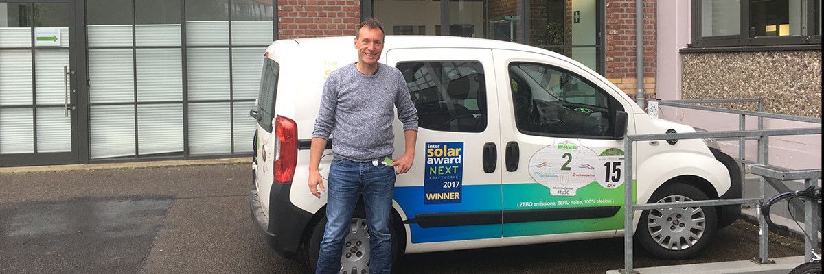 Außendienst-Mitarbeiter Hans Joachim Röhl und sein batteriebetriebener Dienstwagen