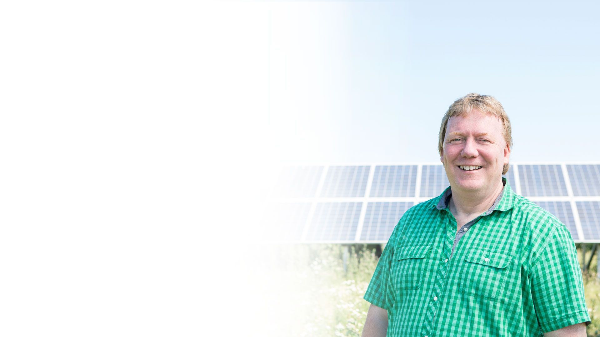 Photovoltaik Betreiber vor seinen PV-Anlagen