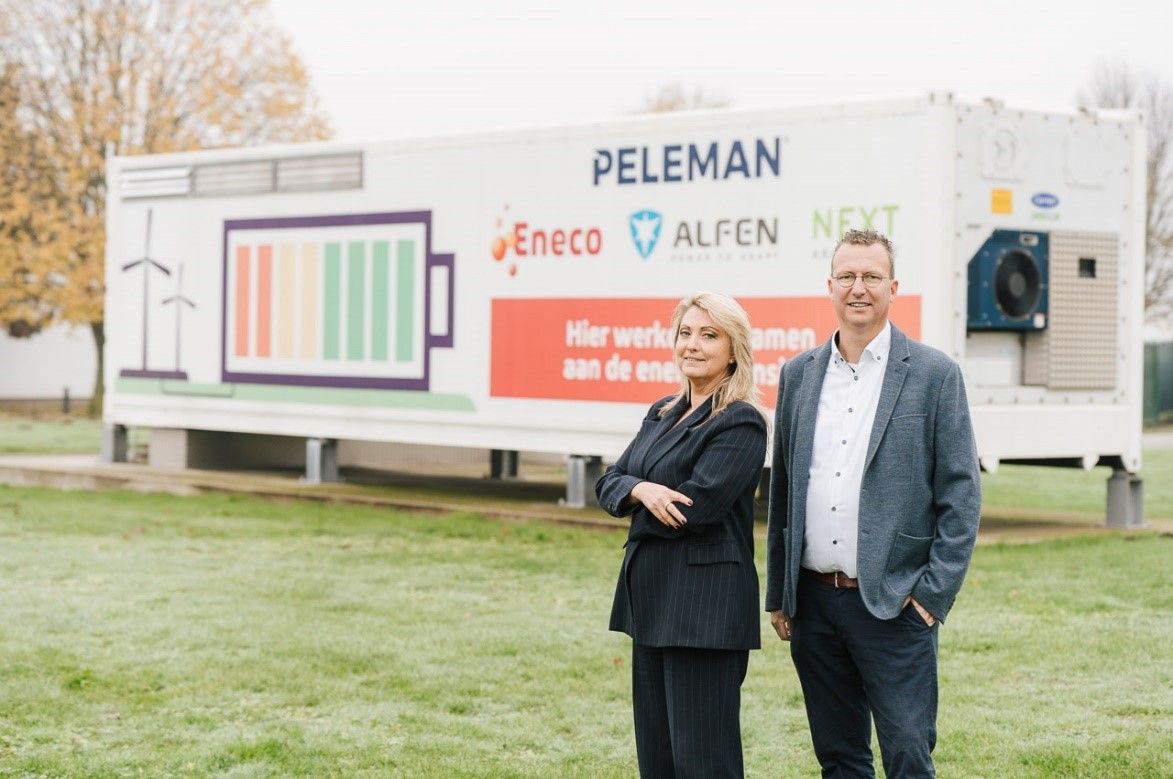 Esmeralda Peleman von Peleman Industries vor Batteriespeicher