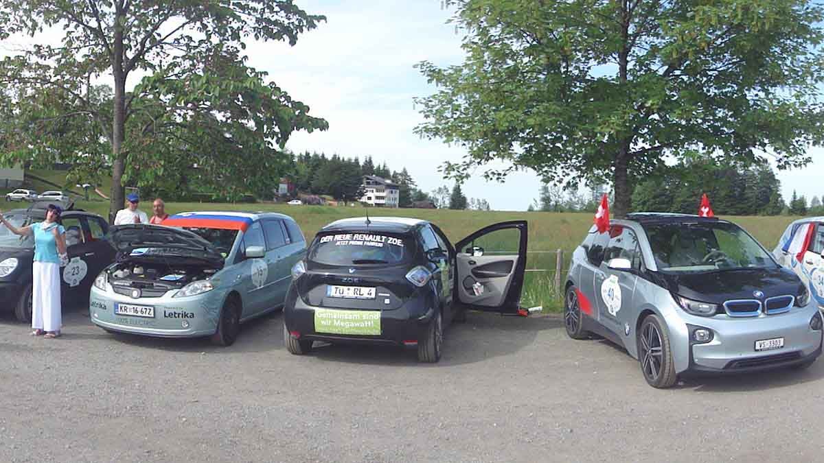 ieser Renault Zoe, der hundertprozentig mit Strom angetrieben wird, ging für Next Kraftwerke bei der diesjährigen Wave an den Start. Hier neben weiteren E-Autos zu sehen.