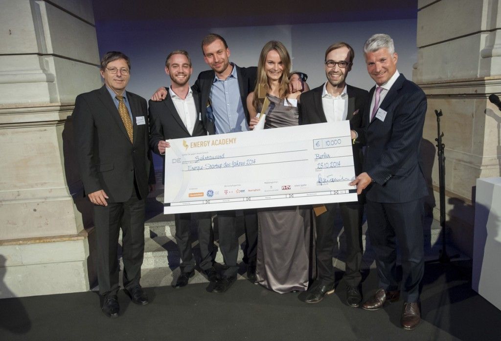 Sieger der Kategorie 5 Startup des Jahres : Next: Laudator Georg Erdmann, Johannes Päffgen , Jan Aengenvoort , Katrin Koch , Hendrik Sämisch sowie Laudator Sven Becker - Verleihung des Energy Award 2014 in Berlin am 23.10.2014.
