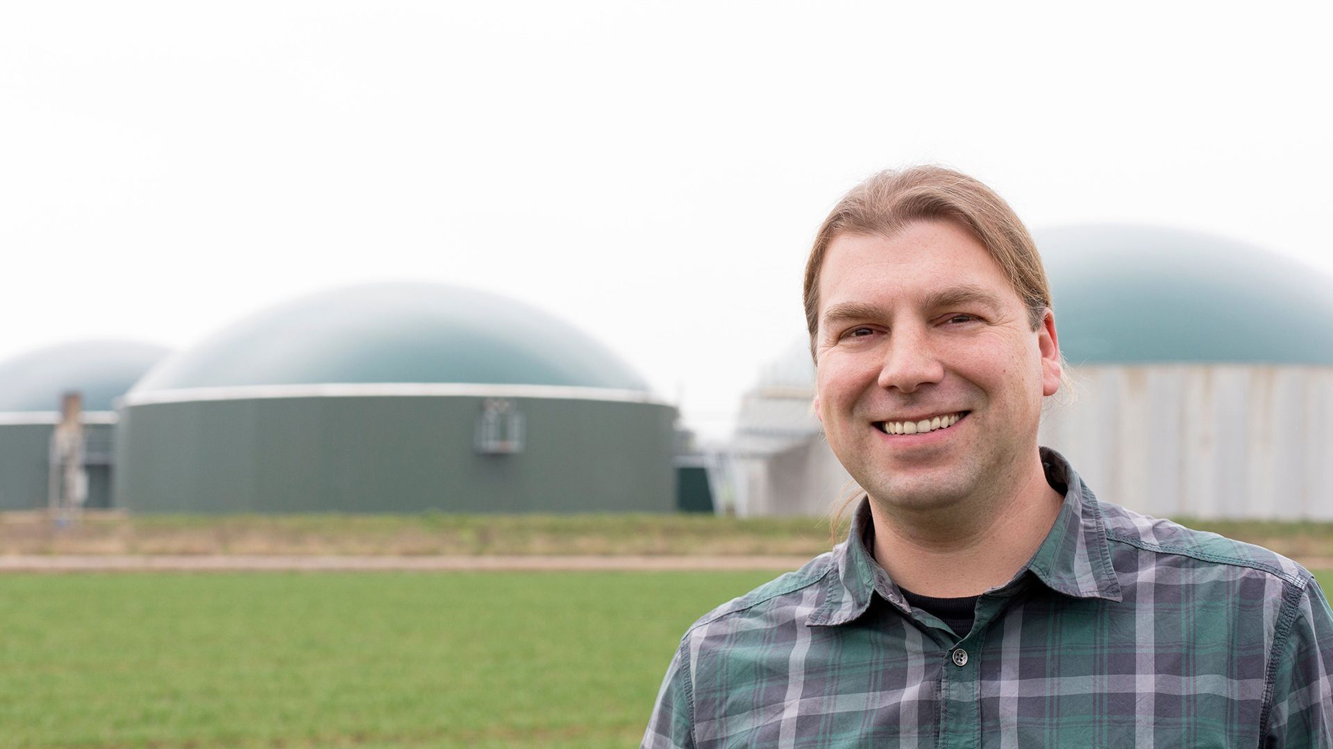 Mario Sommer vor einer Biogasanlage