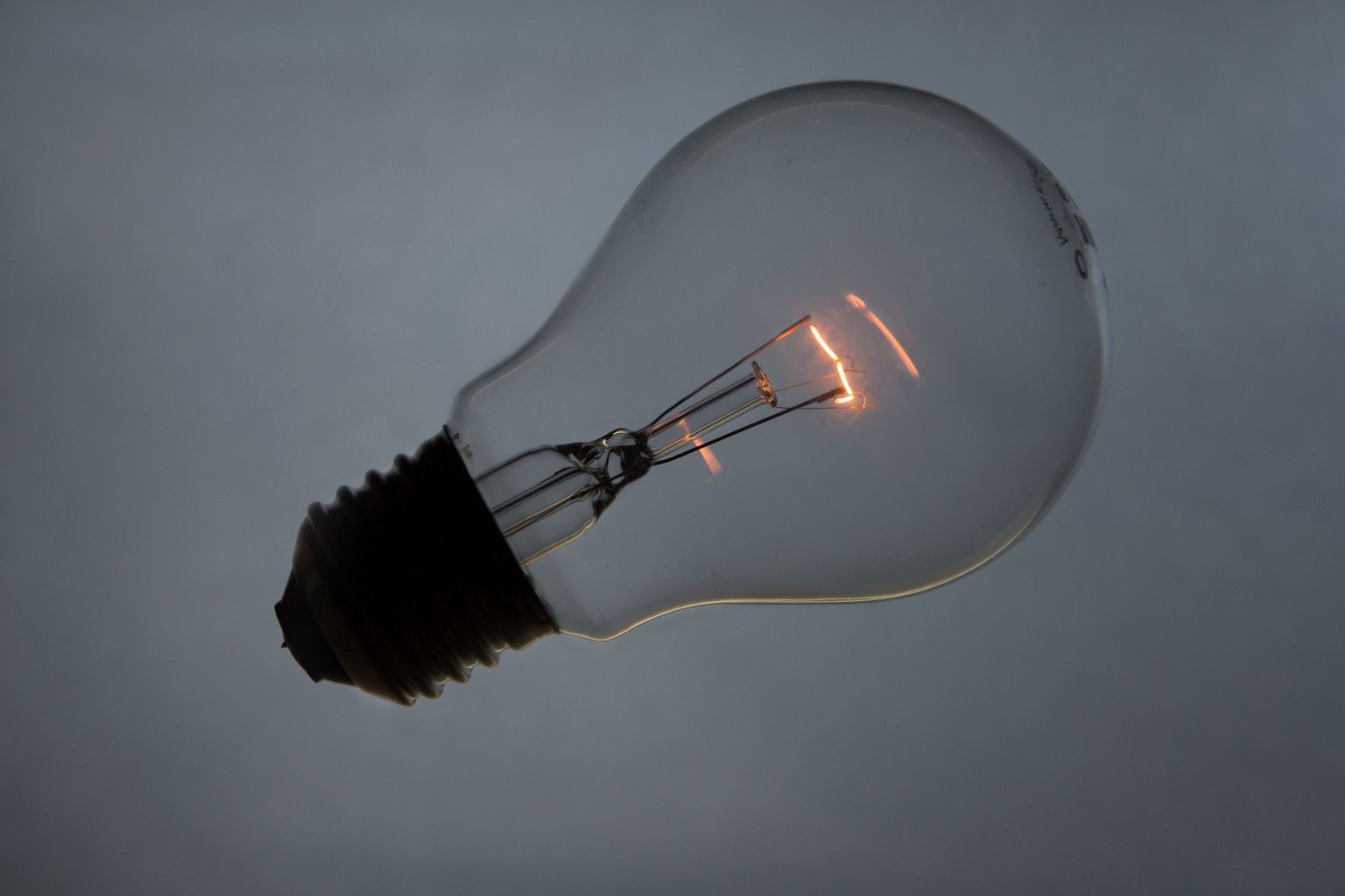 Dieser Blogbeitrag thematisiert die Vor- und Nachteile von Power-to-Heat-Anlagen, die Regelenergie bereitstellen.